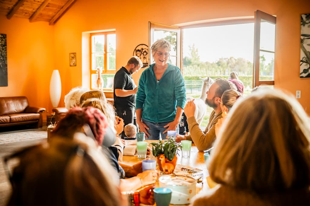 Heike begrüßt Gäste im Eventraum des Alpakahofs Seibt in Meerbusch